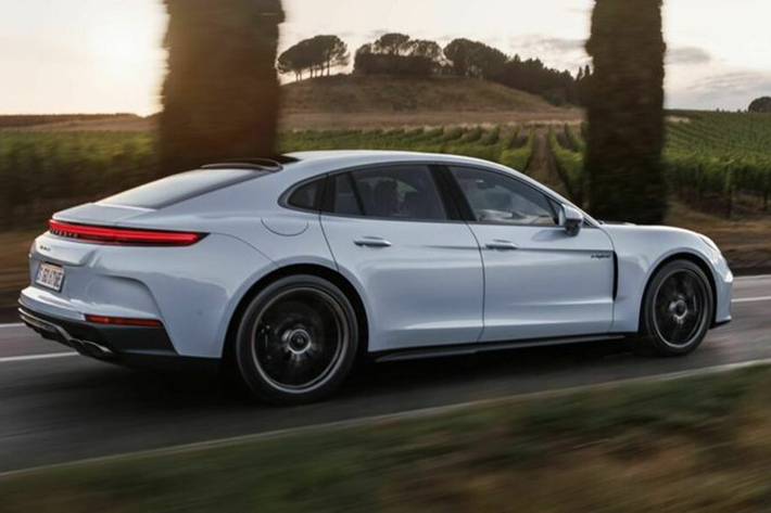 Về thiết kế, Panamera Turbo S E-Hybrid gần như y hệt Turbo E-Hybrid, ngoại trừ huy hiệu trên cản sau. Xe được trang bị tiêu chuẩn bộ body kit Turbo-specific và bộ mâm 21 inch. Trong khi đó, gói nâng cấp khí động học bằng sợi carbon được hãng xe Đức cung cấp dưới dạng tùy chọn.