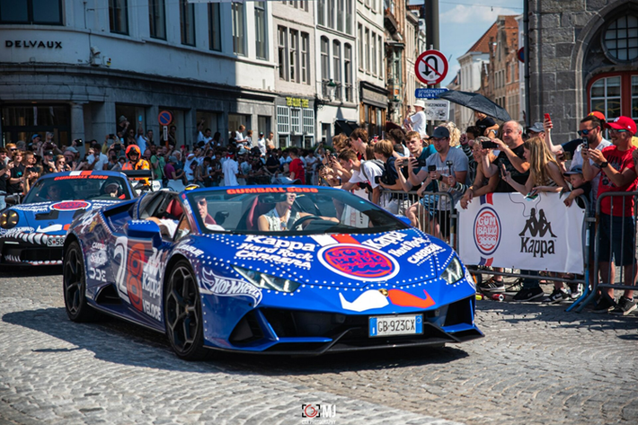 Hành trình siêu xe Gumball 3000 được đánh giá quy mô lớn nhất thế giới, được tổ chức lần đầu vào năm 1999 bởi doanh nhân người Anh Maximillion Cooper. Gumball 3000 là sự kết hợp giữa nghệ thuật, ô tô, âm nhạc, điện ảnh… tất cả tạo nên thương hiệu và phong cách sống thượng lưu.