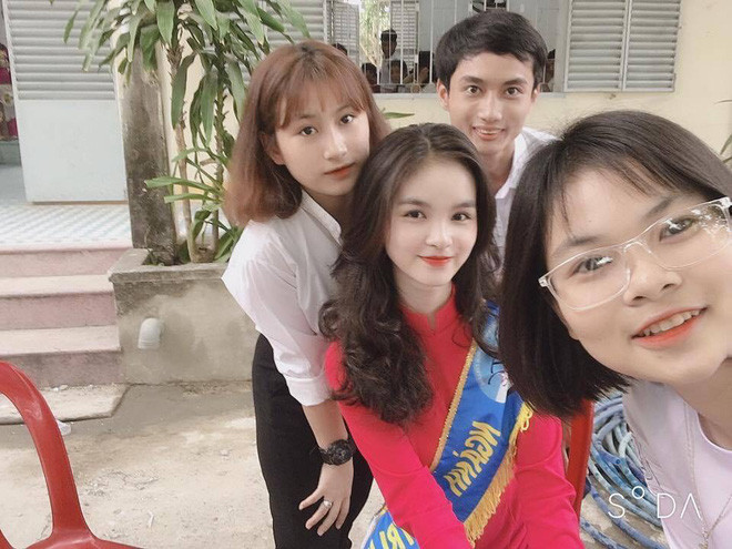 Được biết, Hồng Đoan là sinh viên chuyên ngành Quản trị lễ tân. Những bức ảnh giúp Hồng Đoan trở thành nhân vật hot trên mạng được chụp trong buổi tư vấn hướng nghiệp tại trường THPT Nguyễn Huệ, tỉnh Khánh Hòa. Trong buổi tư vấn hướng nghiệp, do mặc chiếc áo dài hồng rất nổi bật cùng mái tóc dài xoăn bồng bền tạo ra phong thái chững chạc, Hồng Đoan được nhiều bạn học sinh nhầm tưởng là cô giáo, xin chụp ảnh cùng.