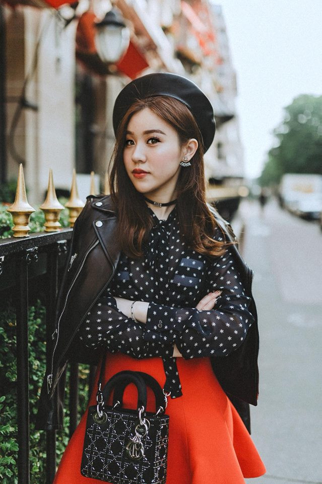Trong một số bài báo nước ngoài, Trinh Hoàng từng cho biết cô không ngần ngại chi cả núi tiền để mua các món đồ hiệu. Ngoài ra, còn thường xuyên check-in bên du thuyền, máy bay hạng thương gia. Điều này khiến rất nhiều bạn trẻ bày tỏ sự ngưỡng mộ về nhan sắc và mức độ giàu có của cô bạn thủ môn Lâm Tây.