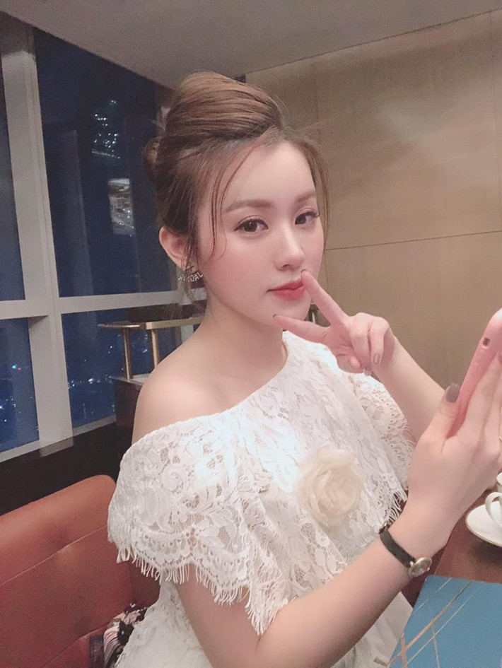 Cô tiểu thư đó là Hoàng Tuyết Trinh - nickname Trinh Hoàng, sinh năm 1993. Trinh Hoàng và chồng mới cưới Jay Quân đều là bạn của thủ môn Đặng Văn Lâm. Ngoài Lâm Tây, nhiều cầu thủ ở CLB Hải Phòng cũng có mối quan hệ thân thiết với vợ chồng Trinh Hoàng và họ cũng cùng nhau tham dự đám cưới hoành tráng tổ chức ở Hà Nội.