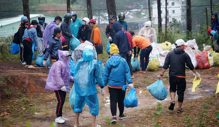 Theo tìm hiểu, nhóm bạn thực hiện màn "Thử thách dọn rác" lọt top thế giới này mang tên Ờ. Đây là một hội nhóm tập hợp những bạn trẻ đam mê du lịch, phượt và yêu thích các hoạt động cộng đồng, mang ý nghĩa tích cực, góp phần cải thiện môi trường, cuộc sống ở địa phương nơi họ đang sống.