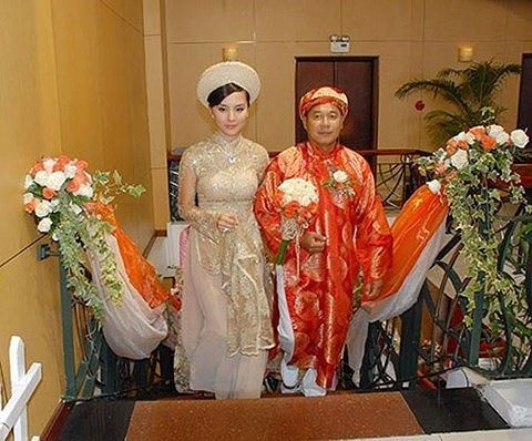 Tháng 8/2011, showbiz Việt được phen xôn xao khi Á hậu cuộc thi Hoa Hậu Hoàn Vũ Việt Nam 2008 - Dương Trương Thiên Lý bất ngờ kết hôn ở tuổi 22. Chú rể là Tony Toàn hay Nguyễn Quốc Toàn - một Việt kiều Canada hơn cô 27 tuổi.
