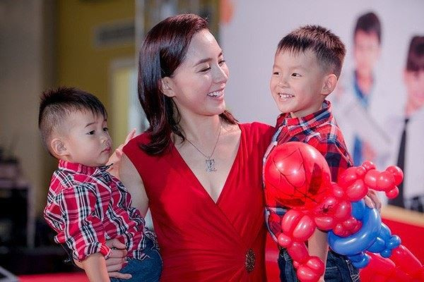 Á hậu Thiên Lý từng chia sẻ, cô rất hạnh phúc sau khi kết hôn. Người đẹp cho biết: "Chúng tôi đến với nhau không có ép buộc. Tôi nhận ra vợ chồng đúng là duyên nợ, vì nặng nợ nên mới ở với nhau chứ không phải là người khác”. Hiện, Dương Trương Thiên Lý đã là bà mẹ của hai cậu con trai và có cuộc sống vương giả nhiều người mơ ước.