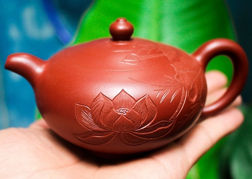 Ấm trà bằng đất sét. Ấm trà đất có khả năng thẩm thấu vị trà, cải thiện hương vị đồ uống sau mỗi lần pha. Do vậy, tuyệt đối không rửa ấm bằng chất tẩy rửa. Thay vào đó, bạn chỉ cần đổ lá đã sử dụng, tráng ấm bằng nước nóng là đủ.