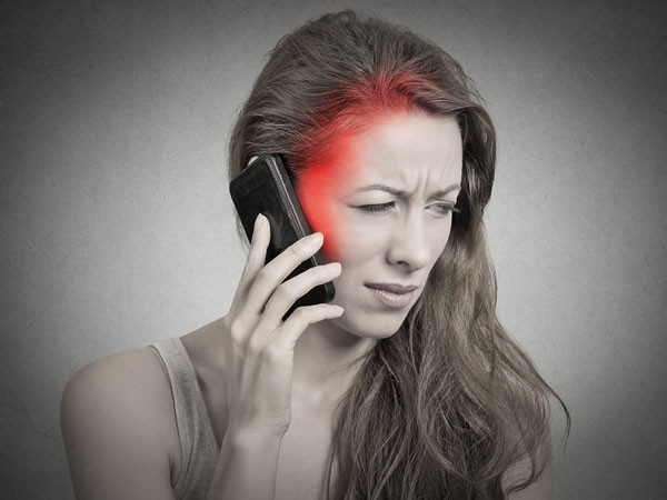 Tránh nói chuyện quá lâu trên điện thoại di động. Bạn có thể sử đụng diện thoại bàn cho các cuộc trò chuyện dài để hạn chế bức xạ điện thoại.