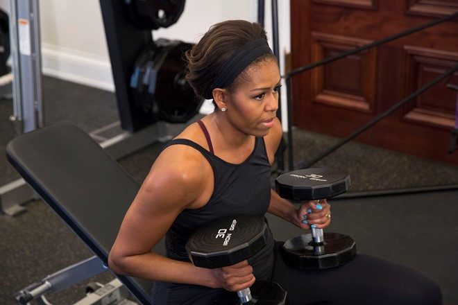 Đồng hành cùng với Tổng thống, phu nhân Michelle Obama rất tích cực trong phong trào vận động người dân có lối sống lành mạnh, phòng tránh bệnh tật. Không khó để tìm lấy những hình ảnh, video tập gym, yoga của bà Michelle Obama. Ảnh: Washingtonpost.