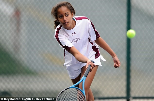Con gái Malia Obama cũng là người yêu thể thao và tích cực rèn luyện sức khỏe. Không phải bóng rổ hay golf giống bố, Malia lựa chọn tennis là bộ môn yêu thích và thường xuyên chơi cùng bạn bè. Ảnh: Rex Features