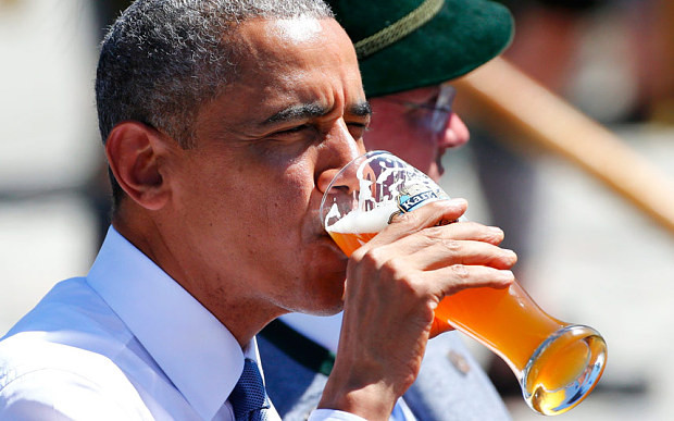 Ông Obama rất thích uống bia, thích đến nỗi ông tự nuôi ong lấy mật để nấu bia ngay trong Nhà Trắng, nhưng chỉ những người thân cận với Tổng thống mới được uống.