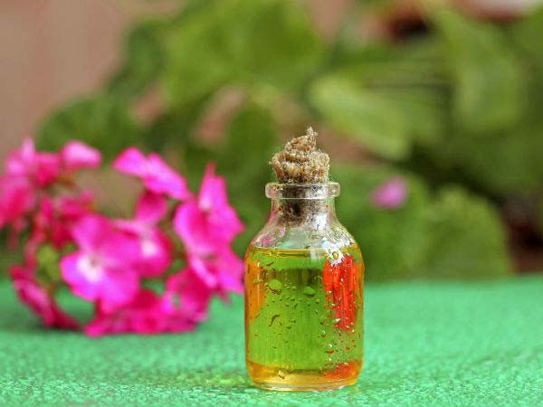 Tinh dầu phong lữ. Loại tinh dầu này giúp cân bằng nội tiết tố, giải độc hệ bạch huyết và giảm stress hiệu quả. Thêm vài giọt tinh dầu này vào nước tắm hay dùng để massage để đạt hiệu quả tốt nhất.