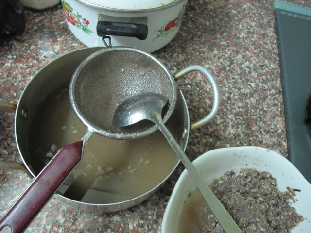 Sau khi cua đã được bóc mai, yếm và rửa sạch, cho vào cối giã hoặc xay, đừng quên cho thêm vài hạt muối. Lọc cua bằng rổ lưới mắt nhỏ. Nếu không yên tâm, có thể lọc hai lần cho hết cặn và vỏ cua trong nước.