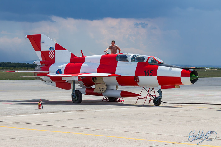 Những chiếc MiG-21 đang được sử dụng ngày nay có nhiều điểm khác biệt so với phiên bản 1959. Được trang bị nhiều vũ khí hiện đại và tinh vi hơn, chẳng hạn như tên lửa R-60 AAM, Magic-2 và Python. Nâng cấp thiết bị điện tử cải thiện radar và thông tin liên lạc, khiến MiG-21 vẫn rất đáng sợ khi đối đầu với các máy bay hiện đại.