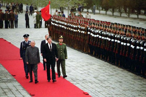 Mặc dù tổng thống Mỹ lúc đó là Ronald Reagan, miễn cưỡng chấp nhận kế hoạch của các cố vấn về việc xây dựng mối quan hệ với Trung Quốc nhằm kiềm chế Liên Xô, Reagan quyết định giữ cân bằng thông cáo chung Mỹ - Trung Quốc năm 1982 bằng một thỏa thuận "6 điều bảo đảm" với đảo Đài Loan.