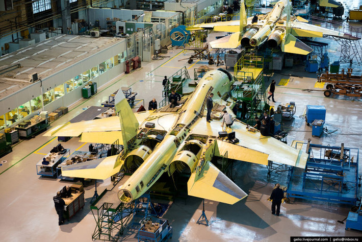 Máy bay chiến đấu hạng nặng Su-34 gia nhập Không quân Nga lần đầu tiên vào năm 2014, sau hơn 25 năm phát triển kéo dài và kể từ đó đã được Bộ Quốc phòng Nga đặt hàng với số lượng lớn hơn bất kỳ máy bay chiến đấu nào khác, với hơn 130 chiếc hiện đang được biên chế và hàng chục chiếc nữa đã lên lịch để giao hàng.
