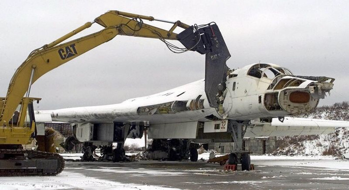 Ngoài ra, Ukraine còn có 241 máy bay ném bom chiến thuật, bao gồm 90 chiếc Tu-160; 70 chiếc Tu-22 và 81 chiếc Tu-22M. Tu-160 là một trong những máy bay ném bom uy lực nhất thời bấy giờ, nhưng do không có kinh phí để bảo trì nó, Ukraine đã lên kế hoạch bán chúng cho Trung Quốc.