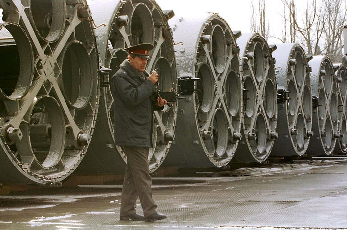 Vào thời điểm mới thành lập sau khi Liên Xô tan rã, Ukraine được xem như là cường quốc hạt nhân lớn thứ ba trên thế giới, chỉ sau Mỹ và Nga, đứng trước Trung Quốc về số lượng và chất lượng.