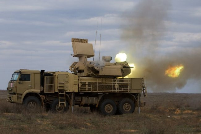 Sử dụng pháo của mình, Pantsir-S1 có thể tấn công các mục tiêu trên không ở cự ly 4 km ở độ cao tối đa 3 km. Mỗi khẩu súng có thể bắn tối đa 40 viên đạn mỗi giây và có khả năng phụ là tấn công các mục tiêu mặt đất.
