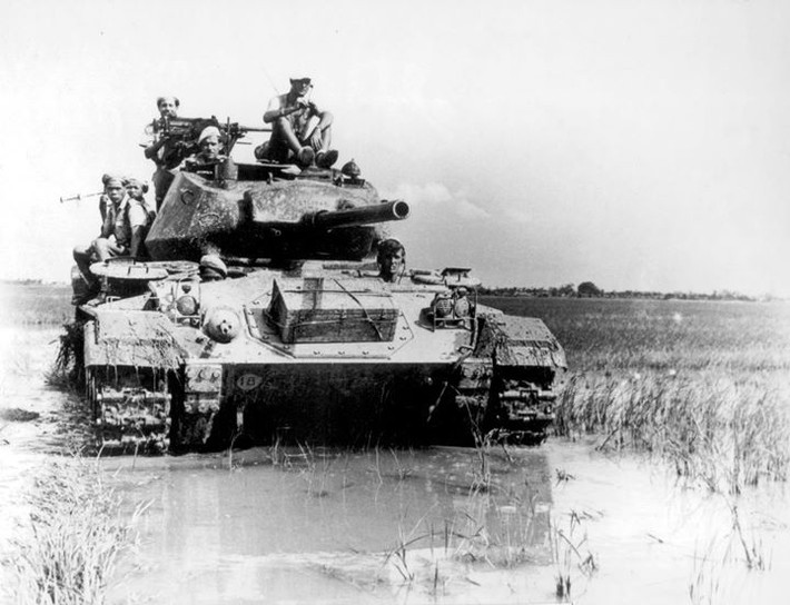 Ngày 16/12/1953, Pháp phát động Chiến dịch Rondelle II. Do địa hình hiểm trở ở miền núi phía Bắc Việt Nam, quân Pháp phải điều 10 chiếc xe tăng M24 nhảy dù xuống Điện Biên Phủ. Các xe tăng này được chia thành 3 trung đội của Đại đội 3, thuộc Trung đoàn Kỵ binh hạng nhẹ số 1.