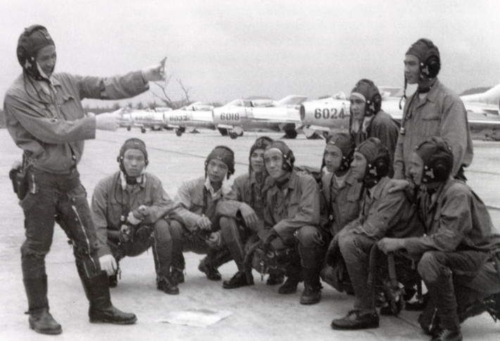 MiG-19 có chiều dài 14m, có thể đạt tốc độ tối đa khi được trang bị động cơ phản lực đốt sau Tumansky RD-9B và được trang bị pháo tự động 30 mm Nudelman-Rikhter NR-30, 2 ống phóng rocket ORO-57K hoặc FAB-250.