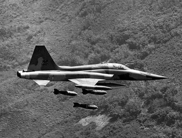 Một loại máy bay khác của Mỹ là Northrop F-5 Tiger II. Được trang bị cho không quân Mỹ và chư hầu, là một trong những máy bay linh hoạt nhất trong giai đoạn đầu của cuộc chiến. Sau ngày 30/4/1975, Quân đội Nhân dân Việt Nam tiếp nhận hơn 100 chiếc F-5 còn nguyên vẹn.