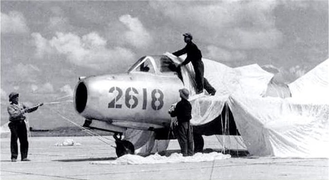 Tiếp theo là máy bay Mikoyan-Gurevich MiG-15, một thiết kế của Liên Xô. MiG-15 là một trong những dòng máy bay chiến đấu phản lực nổi tiếng nhất mọi thời đại của Liên Xô và cũng là một trong những máy bay chiến đấu phản lực được sản xuất nhiều nhất với hơn 13.000 chiếc.