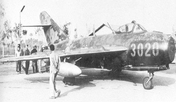 MiG-15 có chiều dài 11m, có thể đạt tốc độ tối đa hơn 1.000 km/h, máy bay được trang bị hai khẩu pháo tự động 23 mm Nudelman-Rikhter NR-23, với 80 viên đạn mỗi khẩu, và pháo tự động 37 mm Nudelman N-37 với 40 viên đạn.