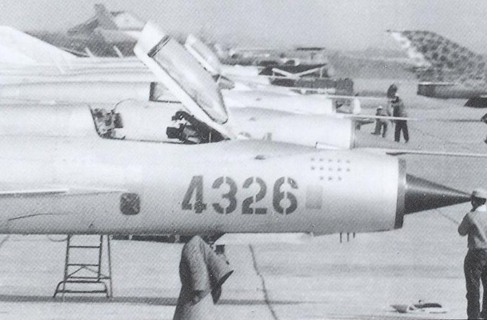 MiG-21 có chiều dài 16m, được trang bị động cơ phản lực đốt sau Tumansky R-25-300 cung cấp năng lượng cho máy bay phản lực đạt tốc độ 2.100 km/h. MiG-21 được trang bị pháo tự động 23 mm Gryazev-Shipunov GSh-23L, 4 rocket tên lửa UB-16-57, tên lửa không đối không K-13, R-55, R-60 và bom. Nguồn ảnh: Pinterest.