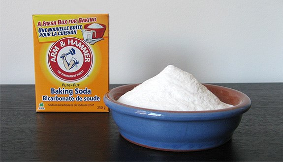 Giấm, mật ong và baking soda. Trộn 1 thìa giấm với 1 thìa mật ong và 1/2 thìa baking soda vào 1 cốc nước. Trộn đều và uống hỗn hợp này để ngăn ngừa sỏi thận. Uống thường xuyên cho đến khi đạt được kết quả như mong muốn. Ảnh: Boldsky