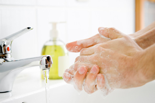 Rửa tay thường xuyên với xà phòng diệt khuẩn giúp ngăn ngừa các virut mới xâm nhập vào cơ thể. Bạn cần phải rửa tay thật sạch bằng xà phòng diệt khuẩn trước khi chế biến thức ăn, trước khi cầm nắm thức ăn, sau khi đi vệ sinh, kể cả khi không bị bệnh. Ảnh: Songkhoe.vn