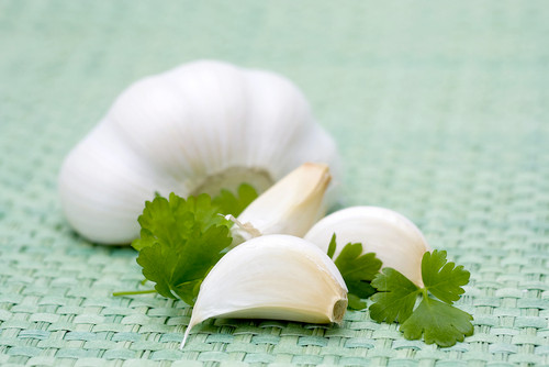 Đặc biệt trong chế độ ăn uống nên bổ sung tỏi và các chế phẩm từ tỏi vì chúng có tác dụng phòng ngừa cúm, tăng cường khả năng miễn dịch cho cơ thể. Ảnh: ehospital.vn