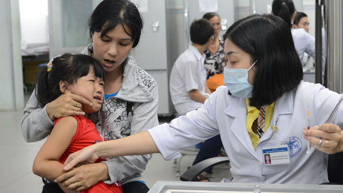 Do bệnh cảm cúm xảy ra quanh năm và ai cũng có thể lây cúm nên việc tiêm vắc-xin phòng bệnh là biện pháp hữu hiệu nhất, tốt nhất nên tiêm khi cơ thể khoẻ mạnh để cơ thể sinh kháng thể phòng chống cúm hiệu quả. Ảnh: GDVN
