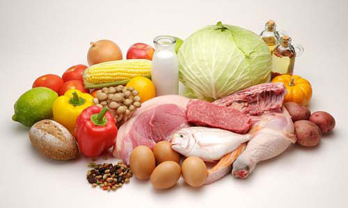 Để phòng chống cúm, bạn nên chú ý ăn uống đủ chất, cần tăng cường các loại rau xanh, củ quả vào thực đơn hằng ngày. Bổ sung dinh dưỡng và cân đối các nhóm dưỡng chất như: Tinh bột, chất đạm, chất béo và rau củ quả có chứa khoáng chất Selenium,vitamin C… để tăng cường sức đề kháng cho cơ thể. Ảnh: Marrybaby.