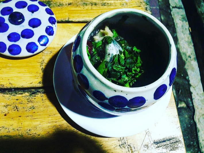 Điều đặc biệt ở món ăn này là, khi đã được nấu chín, người dân ở đây sẽ đặt hũ đựng mắt cá trên 1 cái đĩa, xếp 2 viên cồn khô ở 2 bên, đốt lửa trực tiếp để làm nóng món ăn. Món mắt cá ngừ thơm nồng mùi cá chín quyện với vị cay của gừng tươi, vị ngọt thơm của thuốc bắc, ăn kèm rau tía tô thái nhỏ ngon khó cưỡng. Bạn có thể thưởng thức món ăn này ở các quán vỉa hè, nhà hàng hoặc khách sạn tại Phú Yên với giá từ 25.000 đến 35.000 đồng.