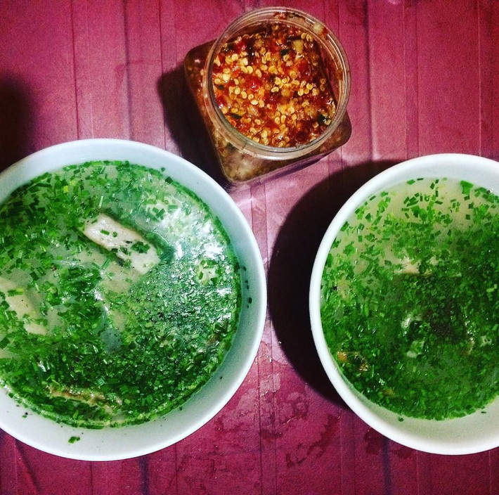 Bánh canh năng hẹ. Vị thơm nồng của hẹ, sợi mì canh trong suốt dẻo dai, nước dùng thanh ngọt, chả cá béo béo ngọt thơm mà không tanh đem lại sự hấp dẫn riêng cho món bánh canh chả cá mà ai đi Phú Yên cũng phải thử. Bạn có thể thưởng thức bánh canh năng hẹ hay còn gọi bánh canh chả cá, bánh canh năng nở ở nhiều quán vỉa hè dọc các con phố ở Tuy Hòa, với giá từ 10.000 - 15.000 đồng/bát.