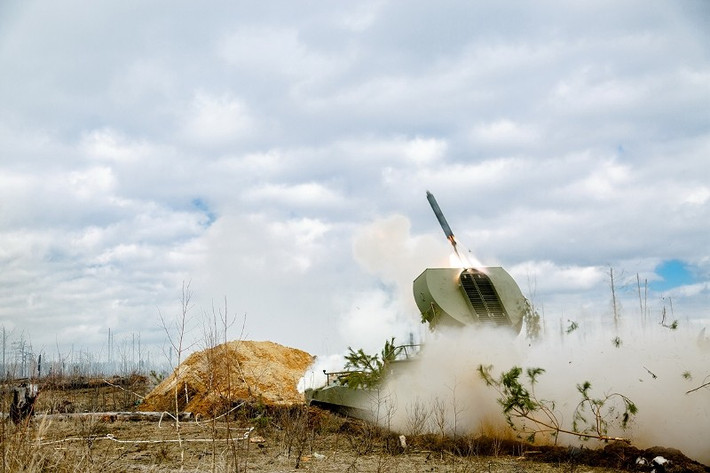UR-77 phóng đi một rocket mang theo dây chứa thuốc nổ vào khu vực có mìn. Ảnh: Arms Expo