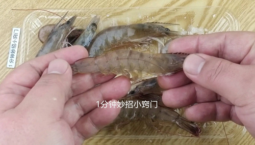 Tôm nhiều protein, giàu canxi, đặc biệt ít chất béo nên rất tốt trong việc ngừa loãng xương. Dù vậy, lợi ích của tôm chỉ có được khi lựa chọn tôm tươi ngon. Ngược lại, tôm chết thời gian dài dễ hao hụt dinh dưỡng, thậm chí có hại cho sức khỏe nếu không được bảo quản đúng cách.
