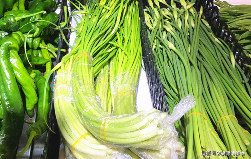 3. Ngồng tỏi. Ngồng tỏi thu hoạch rộ vào mùa xuân. Để đảm bảo nguồn cung, nhiều nơi sẽ thu hoạch ngồng tỏi rồi bảo quản trong kho lạnh. So với việc sử dụng rau theo mùa, ngồng tỏi bảo quản lạnh sẽ hao hụt dinh dưỡng.