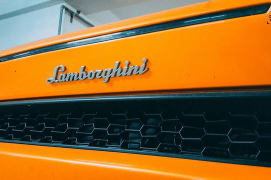Tại thị trường không chính hãng, Lamborghini Huracan có giá bán từ 12 - 14 tỷ đồng cho xe đã qua sử dụng. Mức giá chính hãng của mẫu siêu xe thể thao này tại Việt Nam khoảng gần 17 tỷ đồng tuỳ từng phiên bản.