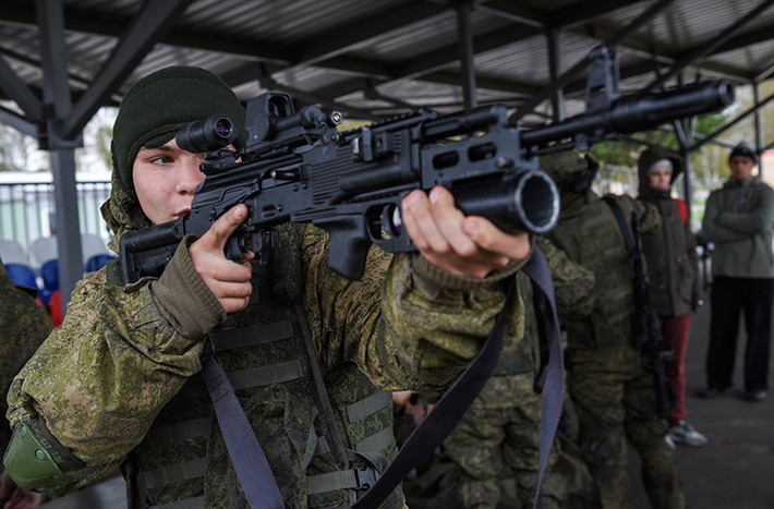 Tuy nhiên Tập đoàn Kalashnikovs nơi sản xuất ra những khẩu AK series đã chứng minh điều ngược lại khi các dòng Kalashnikovs tiếp theo luôn được hổ trợ tốt về khả năng mở rộng tính năng của vũ khí ở nhiều góc độ khác nhau. Họ cũng chứng minh được rằng một khẩu Kalashnikovs hiện đại có thể được sử dụng cho mọi nhiệm vụ trên chiến trường. Nguồn ảnh: tvzvezda.