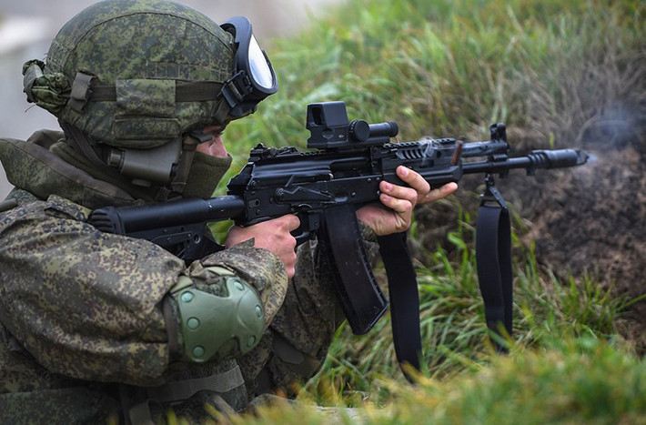Một trong những ứng viên thay thế AK-47/74 nổi trội nhất trong giai đoạn này chính là dòng súng trường tấn công AEK-971. Mặc dù nó được thiết kế từ những năm 1970 nhưng sau khi được cải tiến AEK-971 lại dành được sự quan tâm từ Quân đội Nga. Bên cạnh đó cũng từng có ý kiến Nga nên trang bị các dòng súng trường tấn công hiện đại như FAMAS, tuy nhiên điều này sẽ không thể xảy ra khi chính bản thân Quân đội Pháp còn chán ghét FAMAS và dự định thay thế dòng bullpup này bằng khẩu HK416. Nguồn ảnh: tvzvezda.
