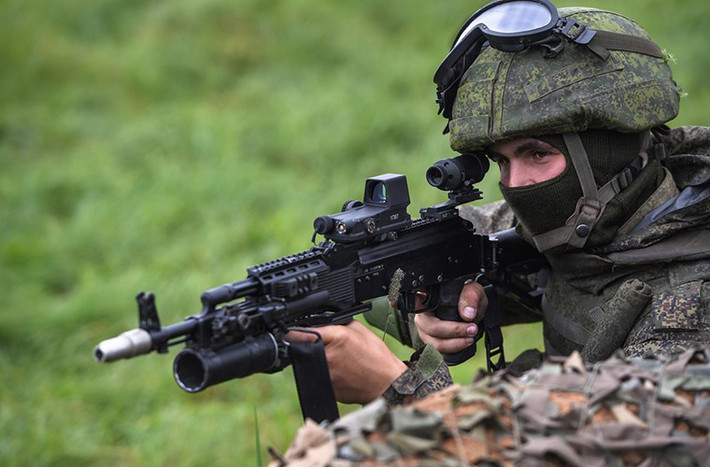 Cơ chế bắn của AK-12 mới so với AK-74M hoàn toàn không có sự khác biệt. Tuy nhiên nó là sở hữu thiết kế cụm trích khí hoàn toàn mới được tích hợp cả đầu ruồi, piston của trích khí không gắn liền bệ khóa nòng như AK truyền thống. Và sự thay đổi này là nhằm cải thiện độ chính xác khi bắn của súng trong tất cả các chế độ. Trong ảnh là biến thể AK-74M. Nguồn ảnh: tvzvezda.