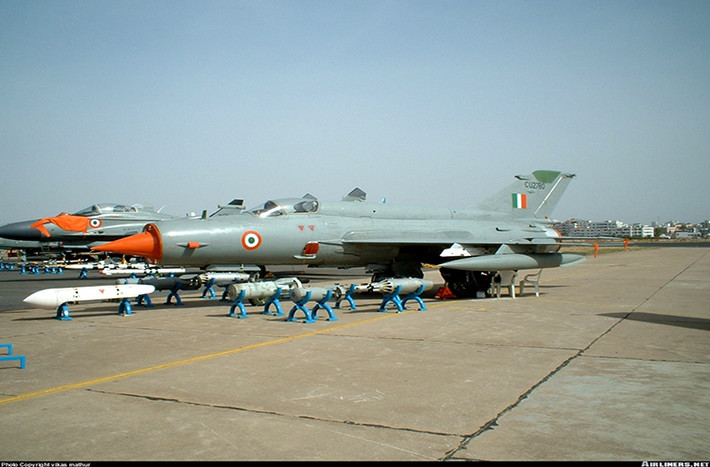 Hiện tại Không quân Ấn Độ có tới khoảng 250 chiếc tiêm kích đánh chặn MiG-21 cần được thay thế bằng Tejas. Tuy nhiên số máy bay mà không quân nước này dự trù sẽ nhận được sau một thập kỷ phát triển Tejas chỉ tầm 80 chiếc. Thậm chí chiếc Tejas đầu tiên của Không quân Ấn Độ phải mất tới hơn 2 năm để hoàn thành và bàn giao. Nguồn ảnh: Airlines.net