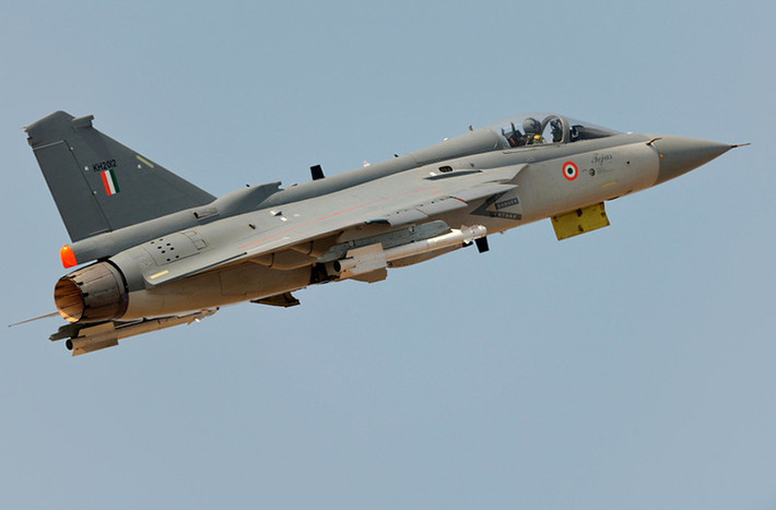 Chương trình phát triển tiêm kích hạng nhẹ LCA Tejas của Ấn Độ ra đời vào năm 1983 với mục tiêu chính là nhằm thay thế dòng chiến đấu lỗi thời MiG-21 và xây dựng các phi đội tiêm kích mới nhằm đối phó những chiếc F-16 của Pakistan. Nguồn ảnh: India Defence Analysis