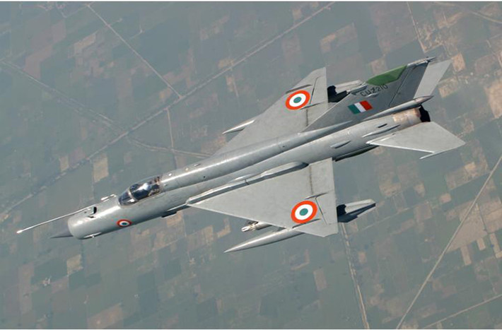 Theo Sputnik, từ lâu Không quân Ấn Độ đã lên kế hoạch thay thế hoàn toàn 250 chiếc tiêm kích MiG-21 đã quá lỗi thời của nước này bằng dòng chiến đấu cơ nội địa Tejas do Ấn Độ tự sản xuất. Tuy nhiên với tiến độ tại các nhà máy sản xuất Tejas hiện tại thì sẽ rất khó để có thể nói tới bao giờ Không quân Ấn Độ mới có thể hoàn thành kế hoạch trên. Nguồn ảnh: Rusi.
