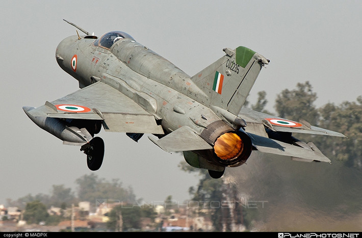 Điều này đồng nghĩa với việc số phận của MiG-21 sẽ còn gắn liền với Không quân Ấn Độ thêm ít nhất một thập kỷ nữa cho đến khi Tejas hay một dòng chiến đấu cơ nào đó thay thế nhiệm vụ của nó. Nguồn ảnh: Plane Photos