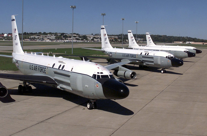 Boeing RC-135 là một mẫu máy bay trinh sát điện tử khác của Không quân Mỹ. Nhiệm vụ chính của nó là theo dõi các hoạt động hay thu thập thông tin về lực lượng tên lửa chiến lược của đối phương và các dữ liệu được thu về từ RC-135 sẽ được chuyển trực tiếp cho các quan chức cấp cao nhất của Lầu Năm Góc. Nguồn ảnh: Business Insider.