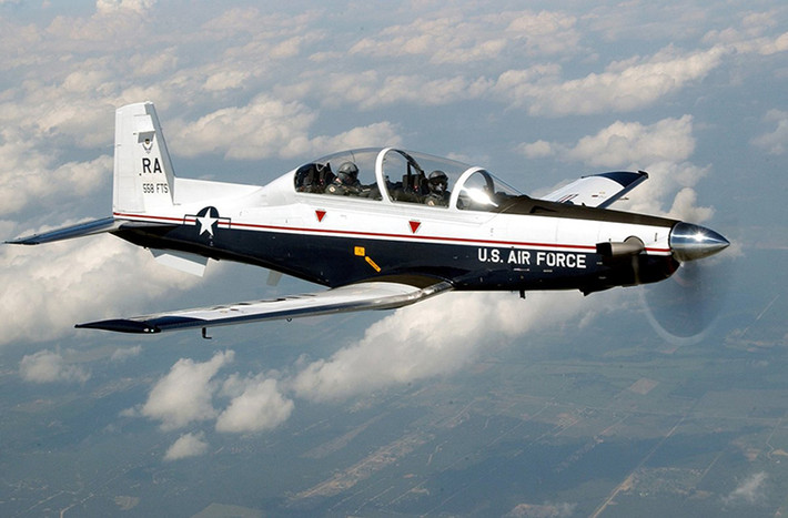 T-6A Texan II máy bay huấn luyện sơ cấp dành cho phi công chiến đấu Mỹ, nó được trang bị cho cả Hải quân và Không quân Mỹ với khả năng thực hiện một số bài bay cơ bản. Nguồn ảnh: Business Insider.