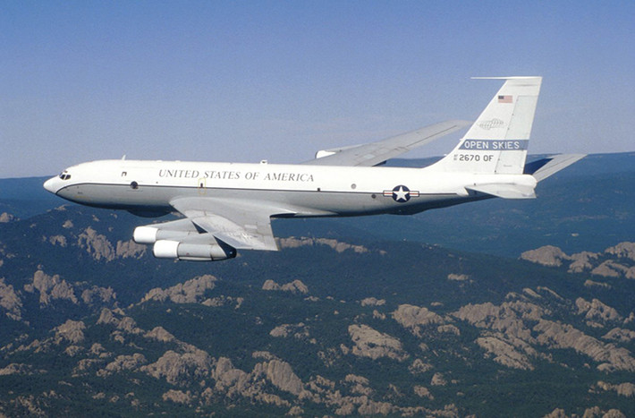 OC-135B Open Skies một mẫu máy bay trinh sát điện tử của Không quân Mỹ được sử dụng cho các hoạt động trinh sát trên không chủ yếu hoạt động ở Nga theo Hiệp ước Bầu trời mở được một số quốc gia ký kết trong đó có Nga và Mỹ. Nguồn ảnh: Business Insider.