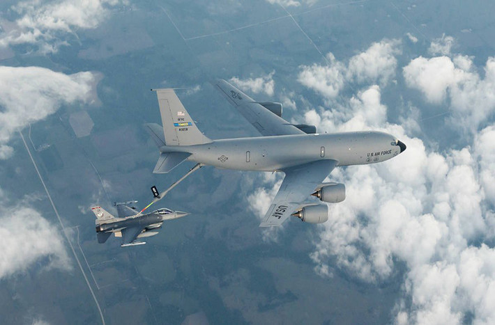 Giống như KC-10 Extender, KC-135 Stratotanker dòng máy bay tiếp nhiên trên không hiện đại nhất của Không quân Mỹ được phát triển dựa trên máy bay chở khách thương mại Boeing 367-80. Nó có khả năng mang theo tới 91 tấn nhiêu liệu hành không trong mỗi nhiệm vụ bay. Nguồn ảnh: Business Insider.