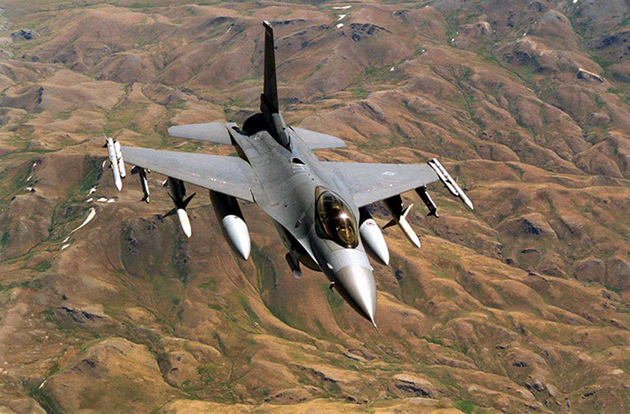 Bên cạnh F-15, Không quân Mỹ còn sở hữu một dòng chiến đấu cơ nổi tiếng khác là tiêm kích đa năng hạng nhẹ F-16 Fighting Falcon. Thế mạnh tác chiến của F-16 vẫn không đối không và không đối đất. Nguồn ảnh: Business Insider.